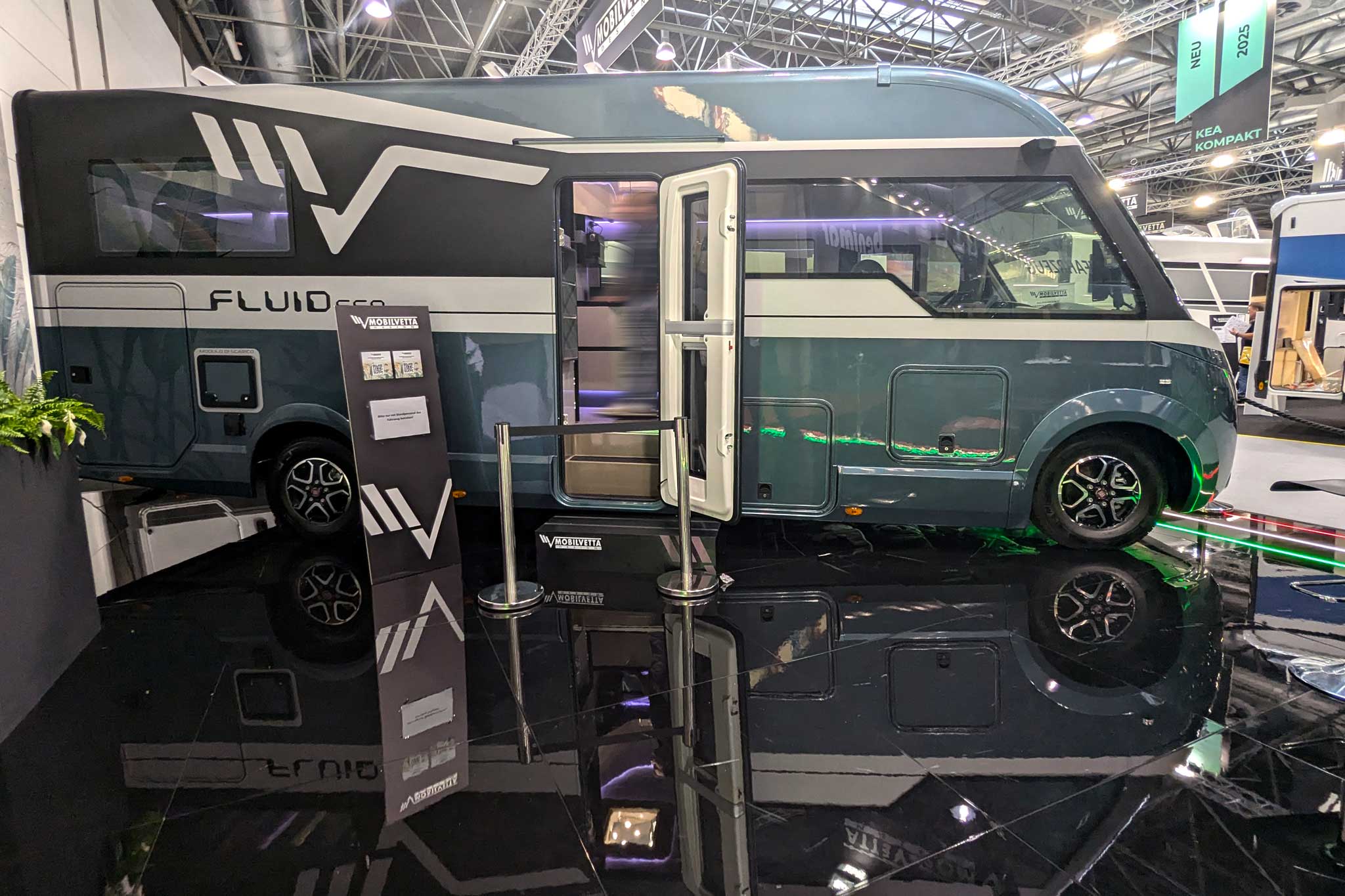 Mobilvetta Fluideen – Innovative 2024 design study with panoramic skyroof and window darkening