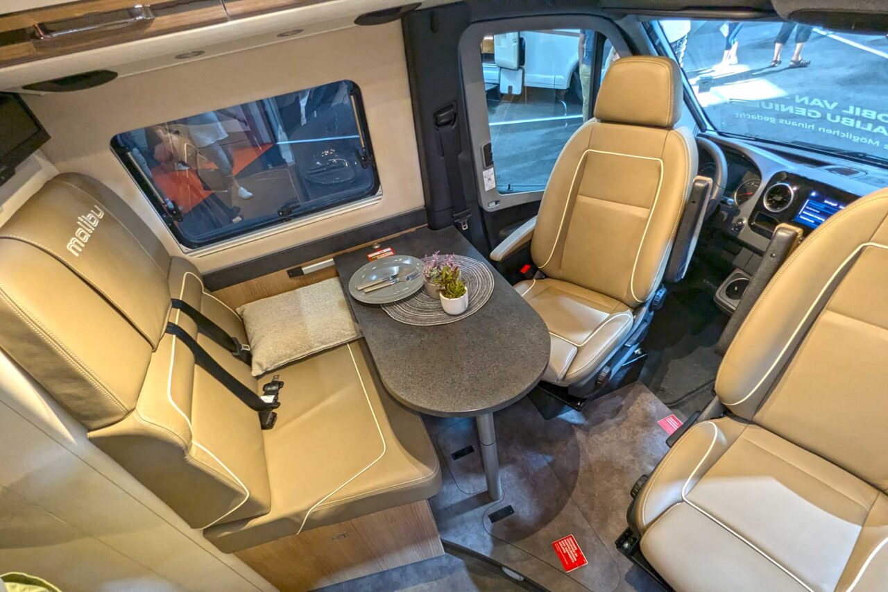 Innovations Caravan Salon 2024: Malibu Genius 641 LE - Compact comfort with innovative rear extension 8 Sitzgruppe 3768