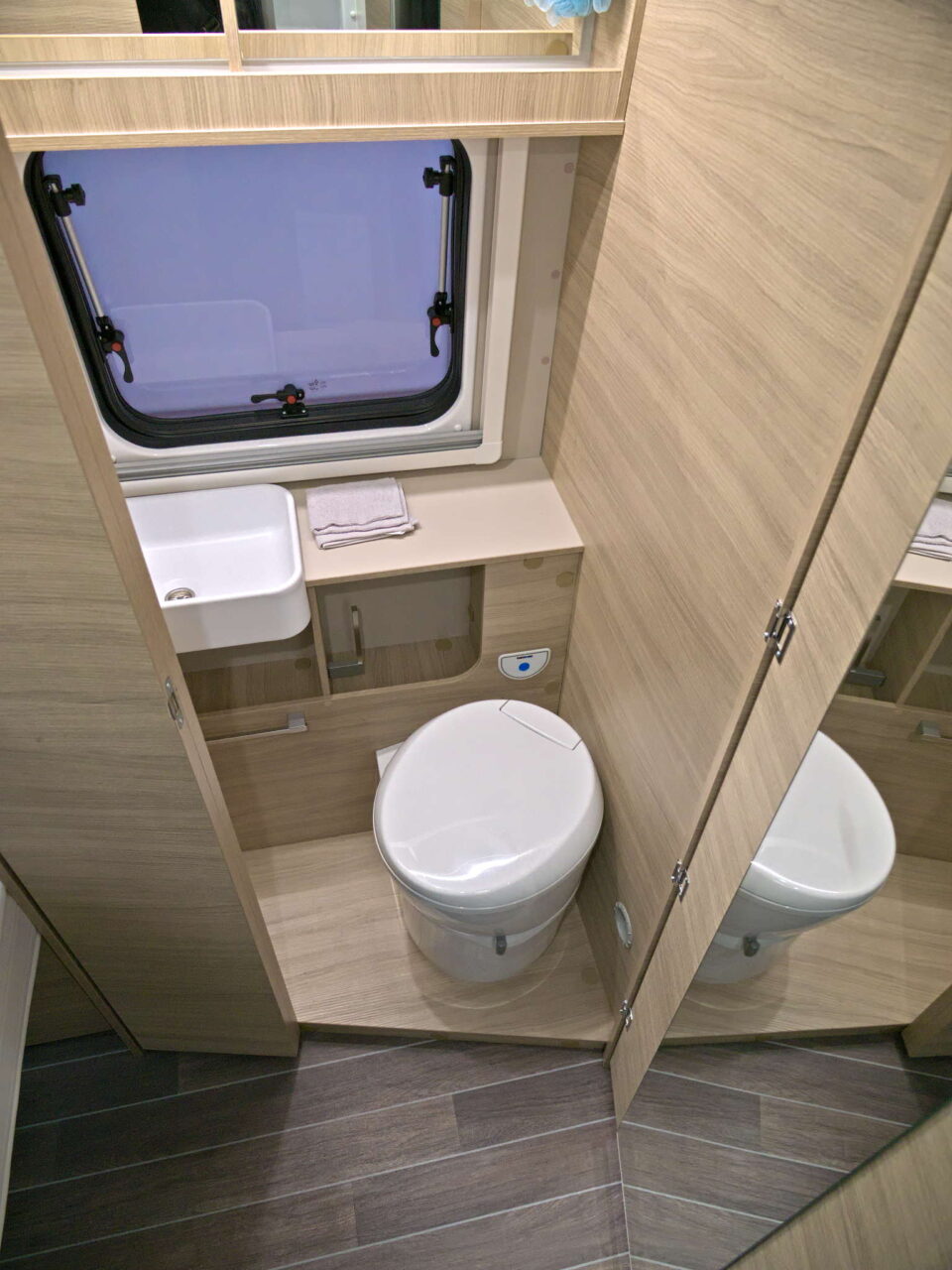 Forster Flip FV 599 VB5 (2025): compact campervan for camping trips with the family 16 forster flip fv 599 bad 1