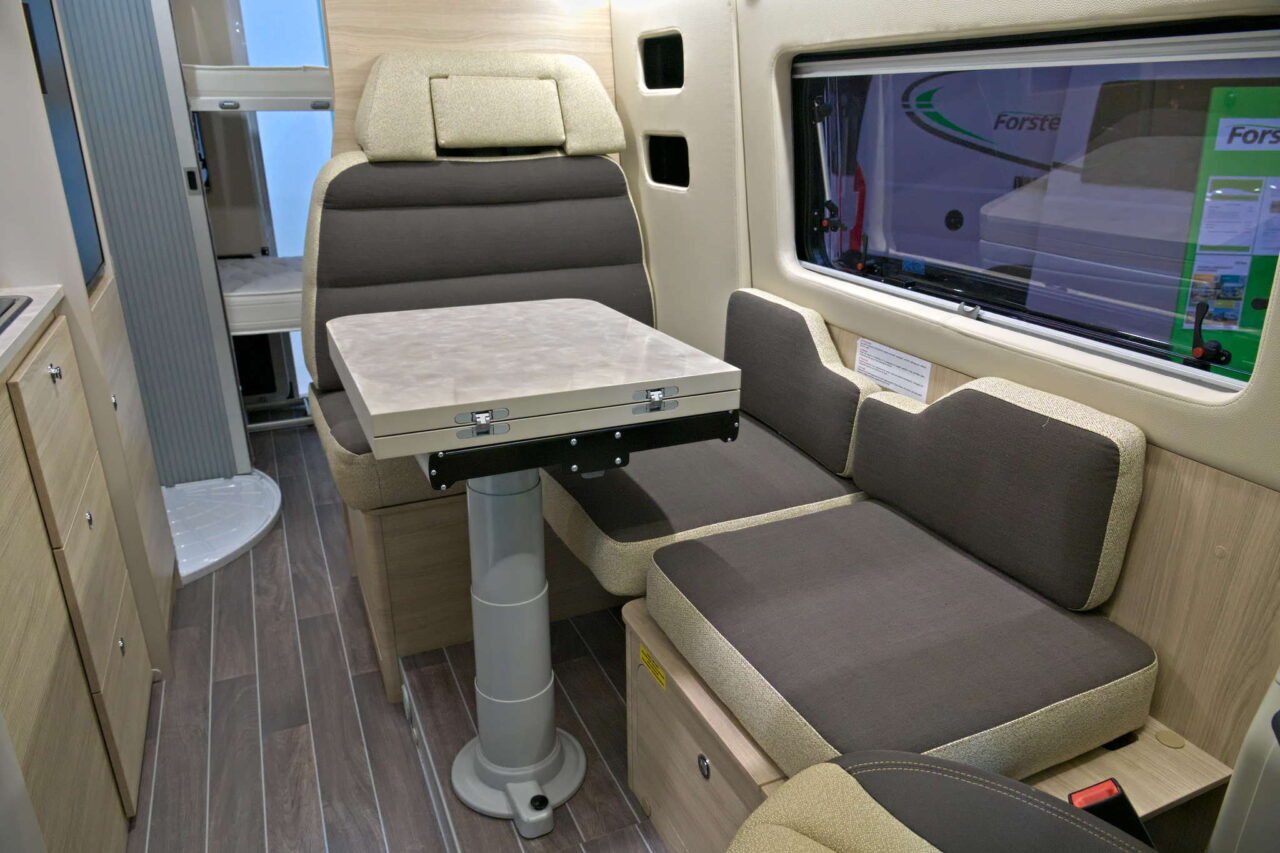 Forster Flip FV 599 VB5 (2025): compact campervan for camping trips with the family 4 forster flip fv 599 bett sitzgruppe