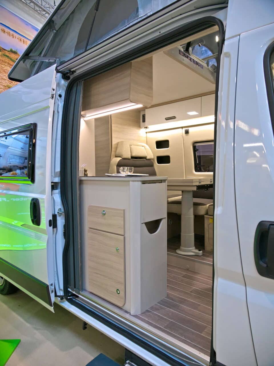 Forster Flip FV 599 VB5 (2025): compact campervan for camping trips with the family 2 forster flip fv 599 innen