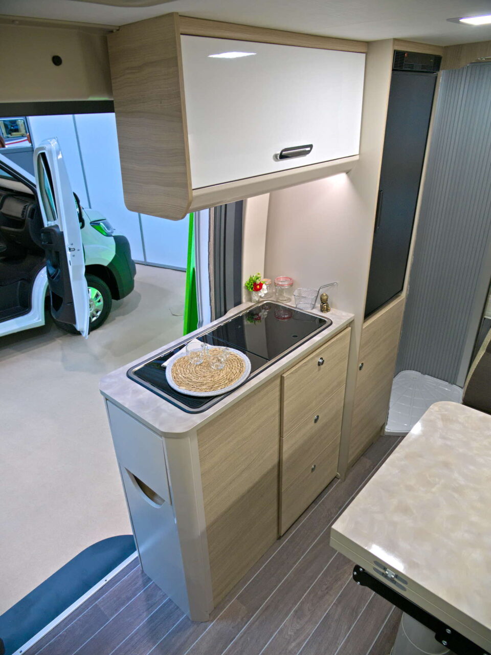 Forster Flip FV 599 VB5 (2025): compact campervan for camping trips with the family 13 forster flip fv 599 kueche 2