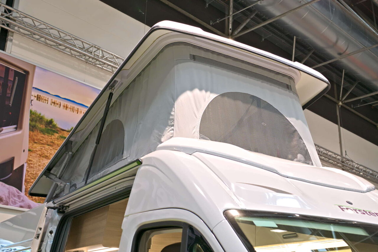 Forster Flip FV 599 VB5 (2025): compact campervan for camping trips with the family 6 forster fv 599 vb5 bett aufstelldach 2