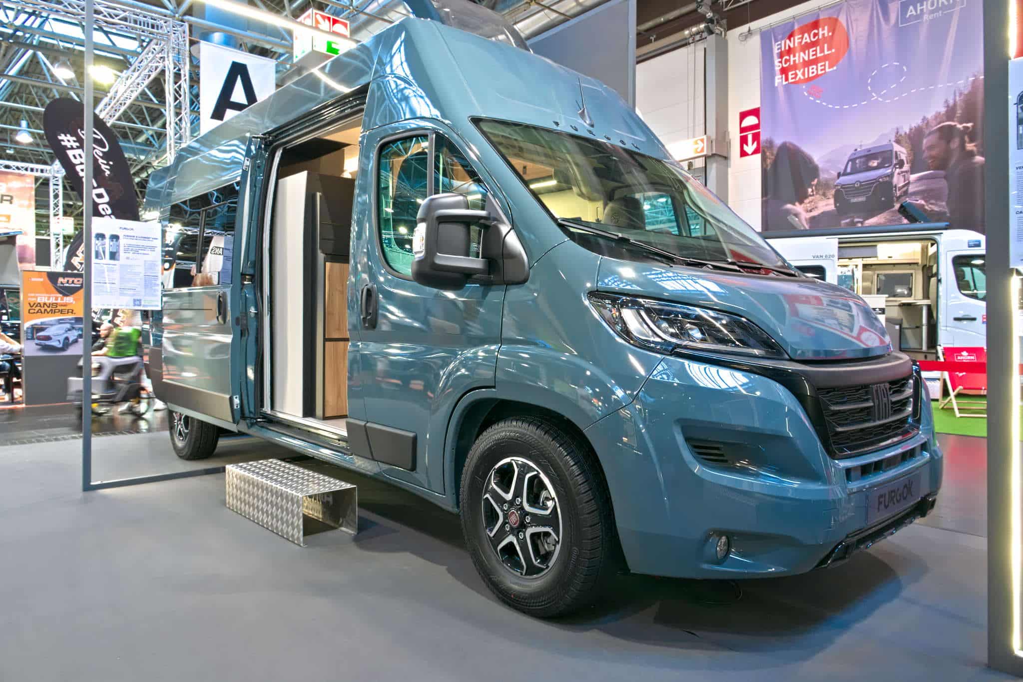 FURGOK X-LOUNGE 600+ (2025): variable panel van with electric drop-down bed and flexible bathroom