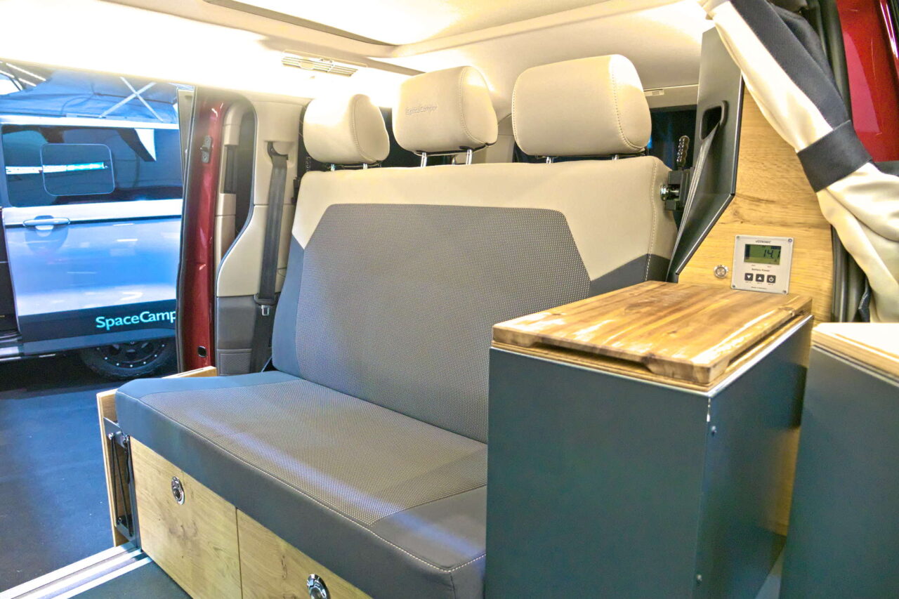 spacecamper bett unten hochgeklappt