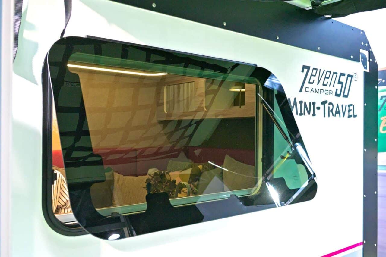 7even50 Mini-Travel (2025) - Mini caravan with roof tent and up to 5 sleeping places 12 7even50 aussstellfenster caravan salon 2024 c jalil landero flores