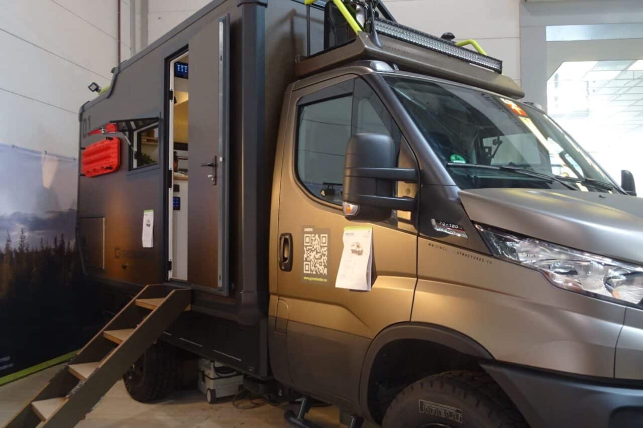 Greenlander Sherpa 4x4 (2025) - Eco-friendly luxury motorhome with all-wheel drive for 2 people 6 greenlander sherpa 4x4 exterieur einstieg caravan salon 2024 c katja scholz