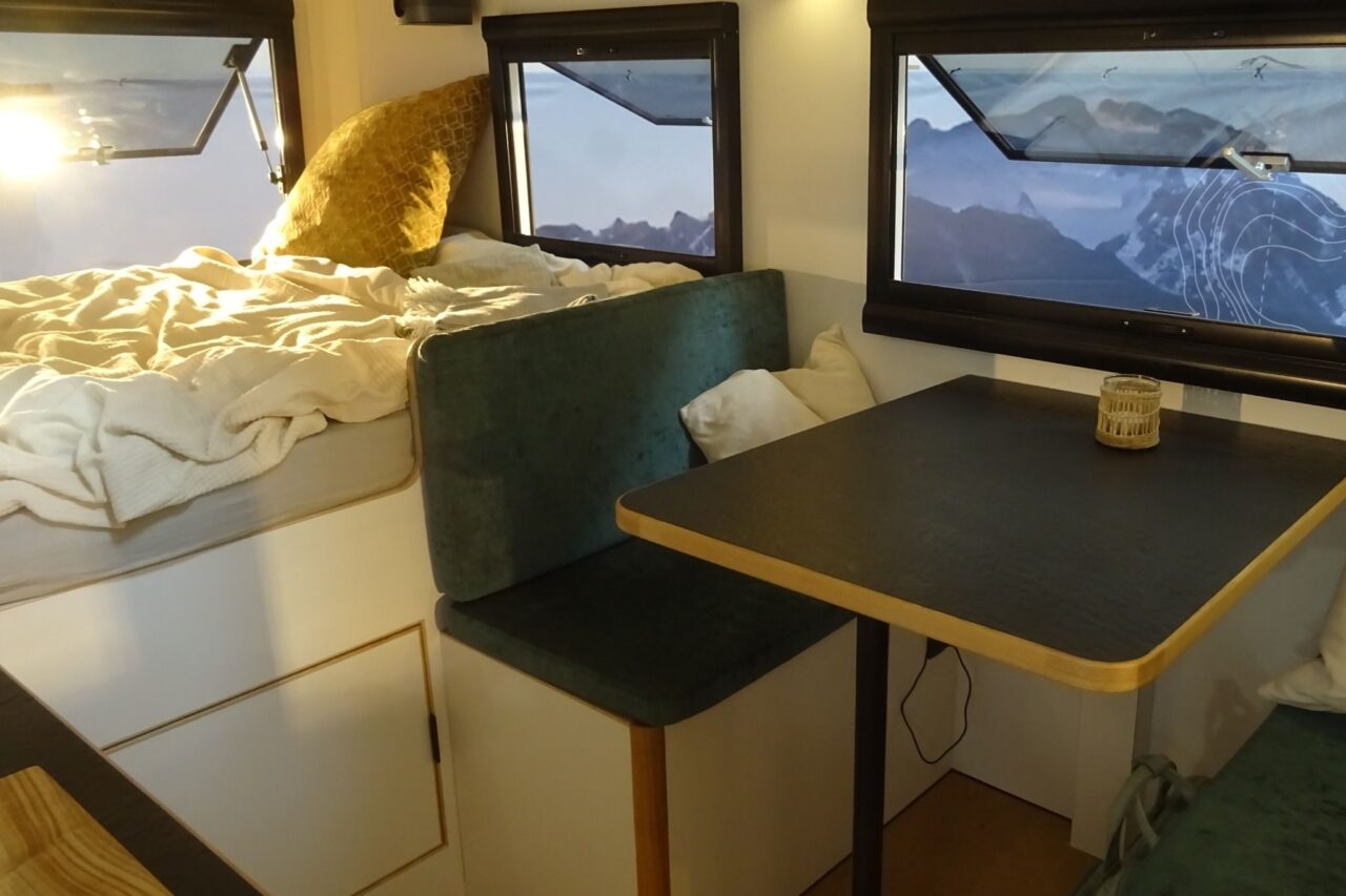 Greenlander Sherpa 4x4 (2025) - Eco-friendly luxury motorhome with all-wheel drive for 2 people 2 greenlander sherpa 4x4 sitzgruppe dinette und bett caravan salon 2024 c katja scholz