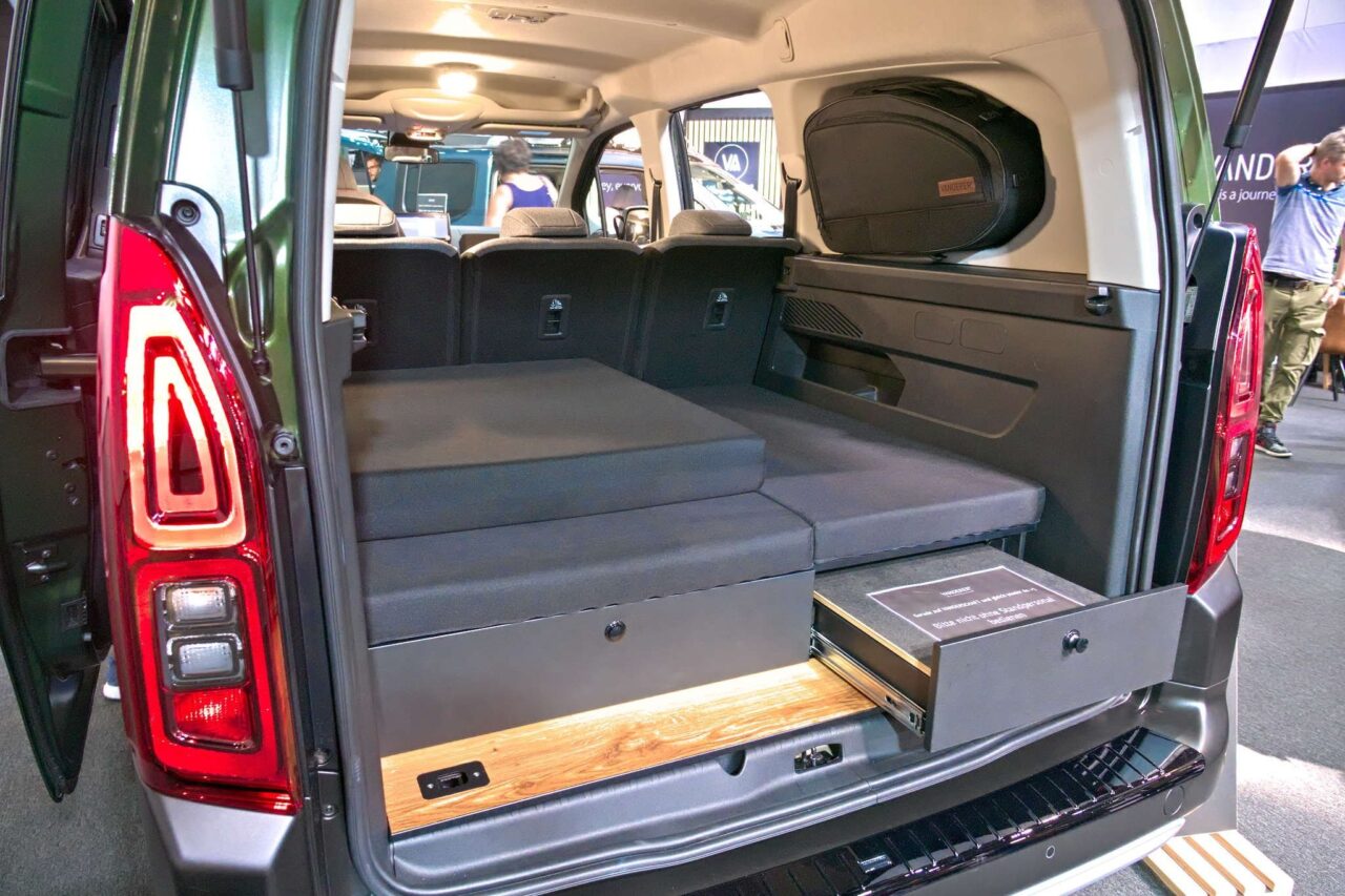 vanderer two stauraum heck caravan salon 2024 c jalil landero flores