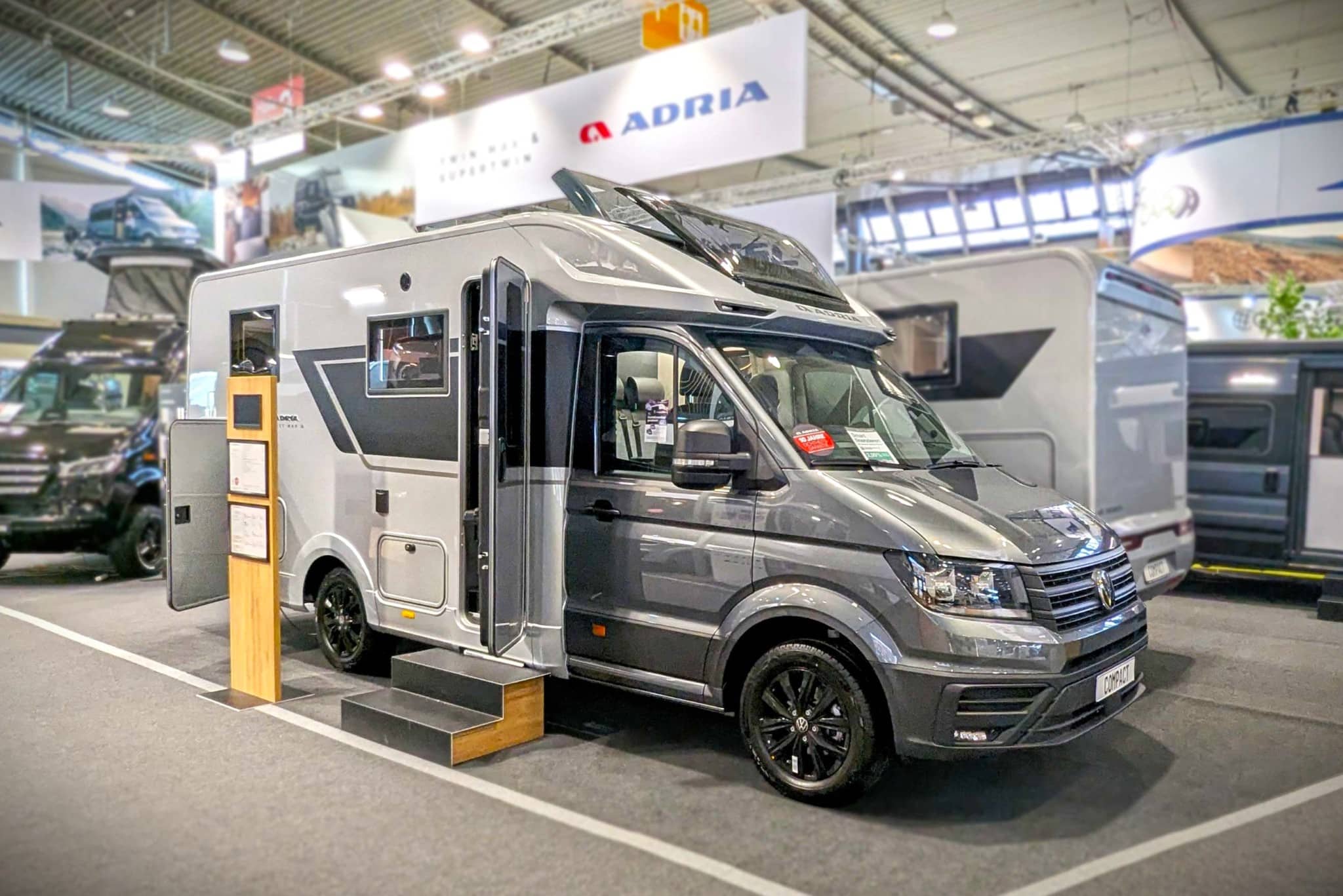 Adria Compact Max (2025) – Narrow semi-integrated model with a feel-good ambience