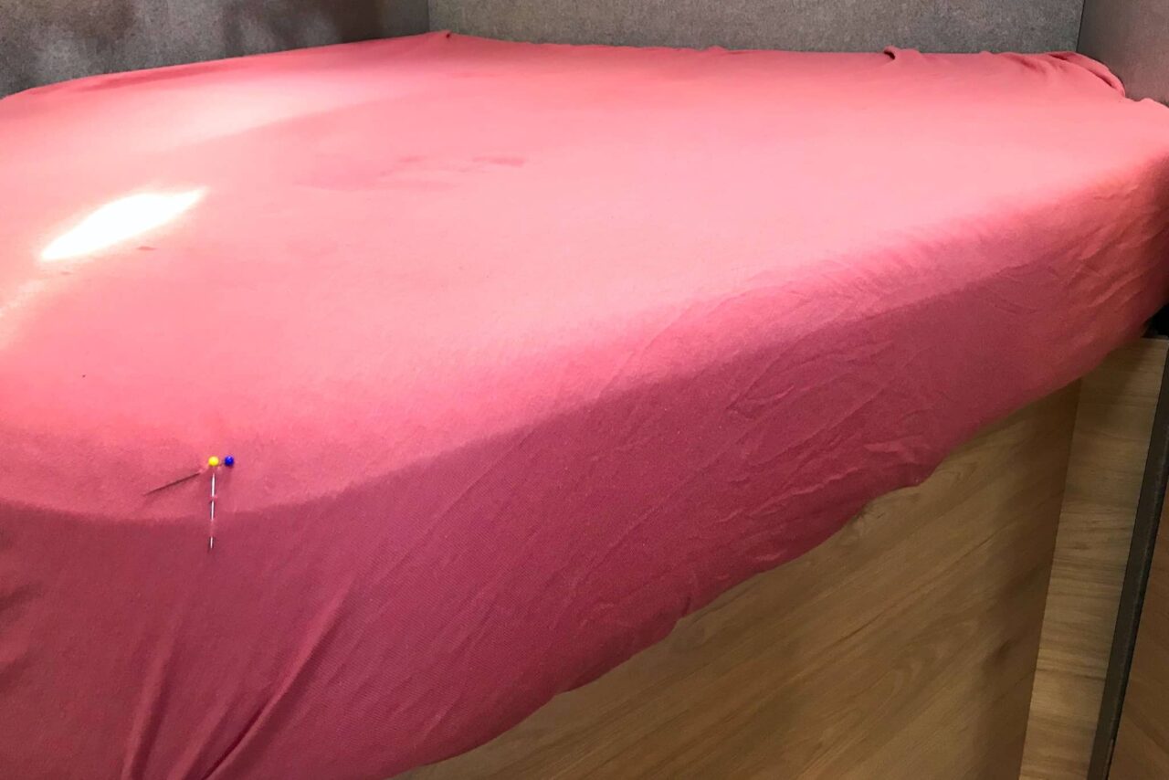 Mattress with special dimensions? How to sew a suitable fitted sheet for motorhomes and caravans! 1 matratze wohnmobil sondergroesse spannbettlaken diy Ecken markieren